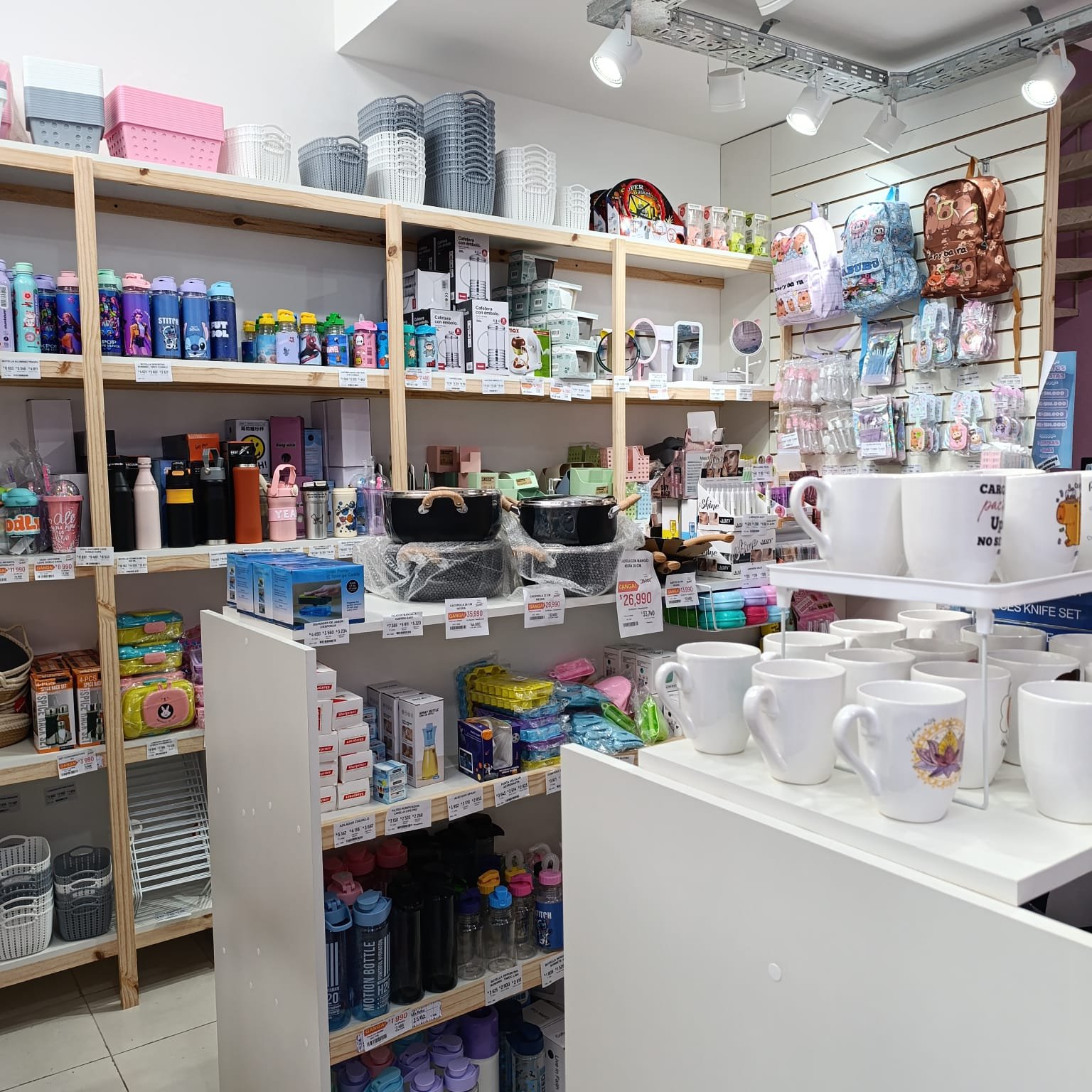 Interior WOPP! Deco — Góndolas con productos mayoristas